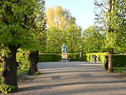 Estatua de Andersen en los jardines